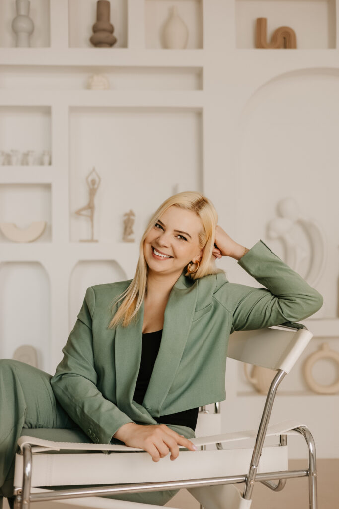 Ekspert od AI w produkcji Monika Pabianczyk w swoim gabinecie