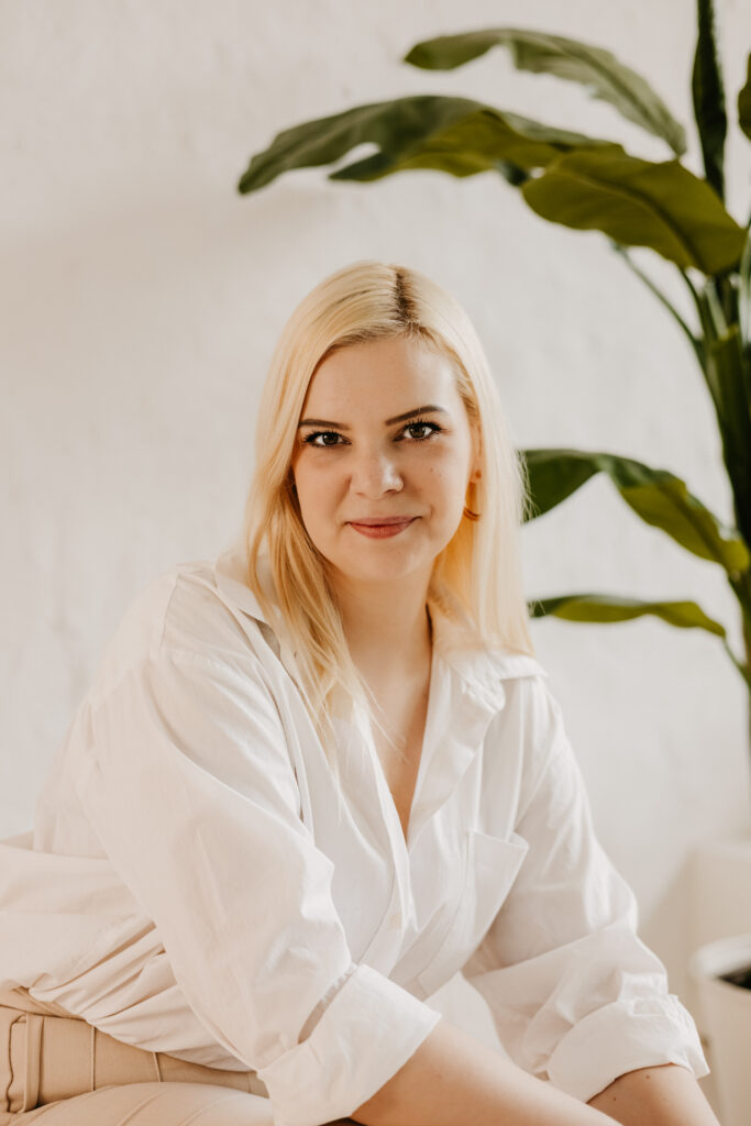 Ekspert od AI w produkcji Monika Pabianczyk w swoim gabinecie