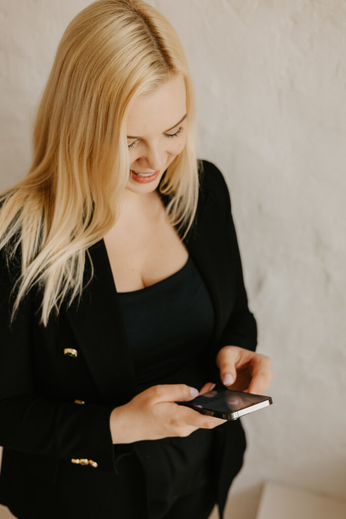 Adwokat Monika Pabianczyk w trakcie rozmowy telefonicznej z klientem.