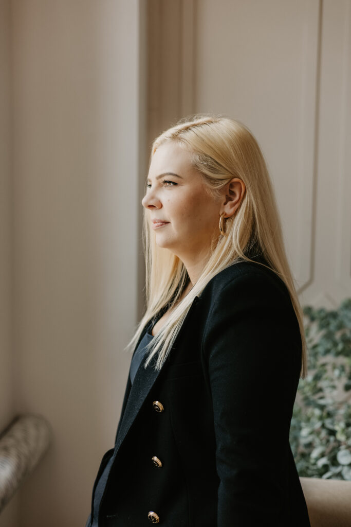 Ekspert od AI w produkcji Monika Pabianczyk w swoim gabinecie